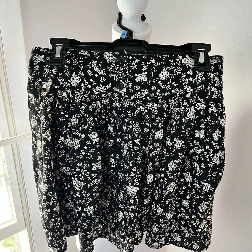 Forever 21 floral flowy skirt black and white size m